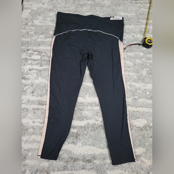 Black Leggings with Curved Design Moisture-Wicking Fabric - Picture 8 of 8